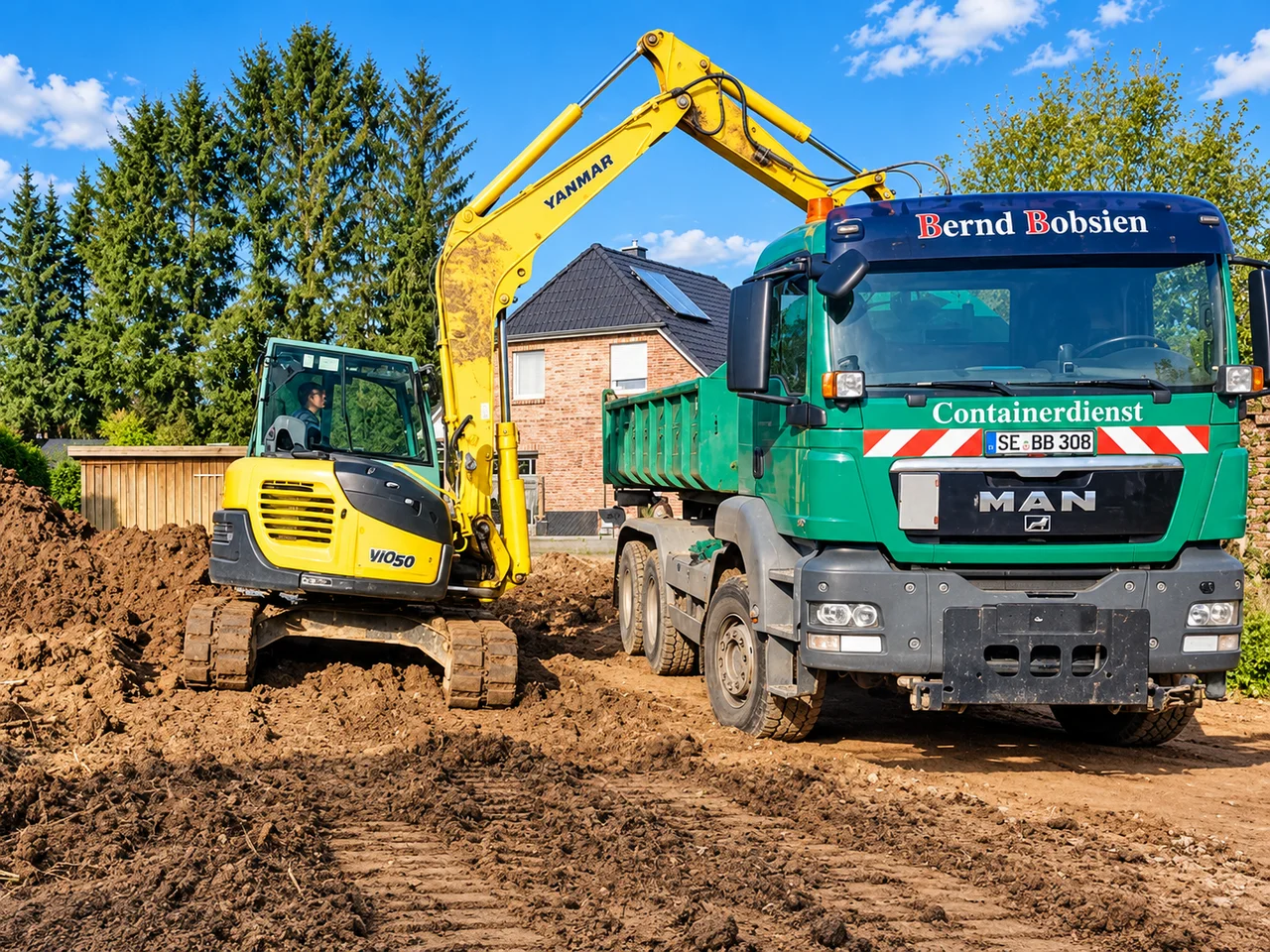 Gelber Yanmar-Bagger belädt einen grünen MAN-Container-Lkw von Bernd Bobsien